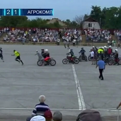 Мотоболісти з Росії наступають на суддю