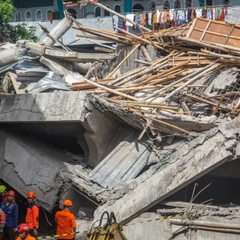 Обрушение школы в Индонезии: ребенок погиб