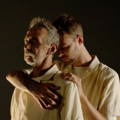 Макс Барських і волонтер, схожий на батька