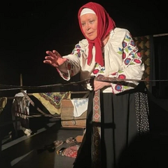 Лариса Кадирова виступає на сцені