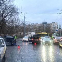 ДТП на Подольском узвозе: осложненное движение