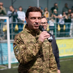 Сын Ващука с мячом на фоне