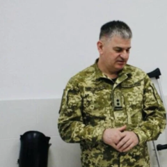 Мужчина с наличными и имуществом