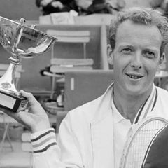 Портрет австралийского теннисиста на фоне флага