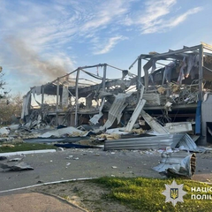 Люди оглядають пошкоджені будинки після руйнування льодової арени