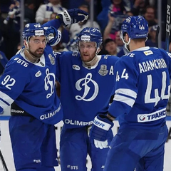 Гравці хокейного клубу «Динамо» йдуть до автобусу