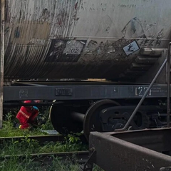 13-летний мальчик на крыше грузового вагона