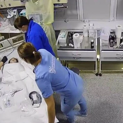 Лікарі реанімують дитину під обстрілами