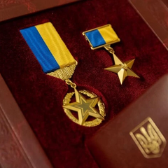 Пілот з нагородою Герой України