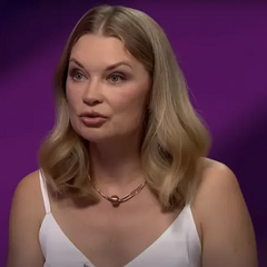 Телеведуча розповідає таємницю у спортзалі