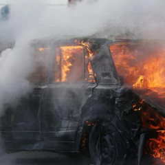 Автомобіль з пошкодженим вікном