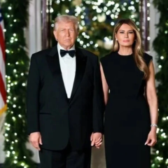 Трамп и жена на рождественском празднике