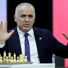 Kasparov criticizes Russian army in Crimea