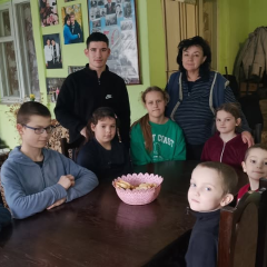 Женщина с 6 детьми на фоне войны