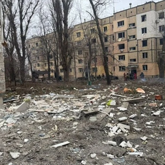 Зеленський розмовляє по телефону в офісі