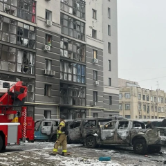 Пошкоджена багатоповерхівка після атаки дрона
