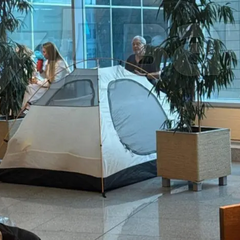 Пассажиры спят на полу аэропорта