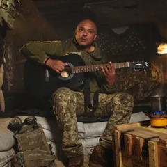 Воїн співає пісню для матері