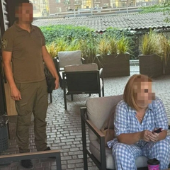 Працівниця митниці вимагає хабар