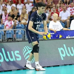 Волейболист иранского происхождения в бассейне