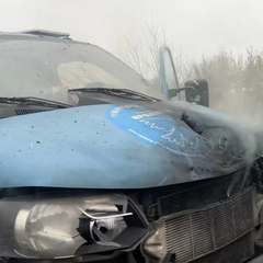 Російський FPV-дрон атакує авто з журналістами