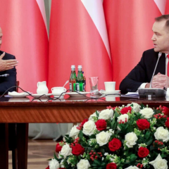 Президент Польши и Туск на фоне
