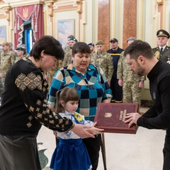 Президент вручил Золотые Звезды погибшим воинам и их семьям