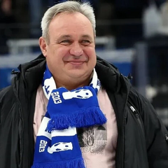 Діти грають поряд з бібліотекою