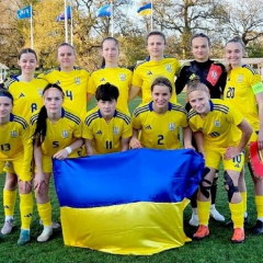Молодежная женская сборная Украины на футбольном поле