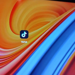 Підробне зображення кур'єра, який відправляє дані