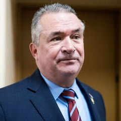 Конгресмен-республіканець та бойовий генерал