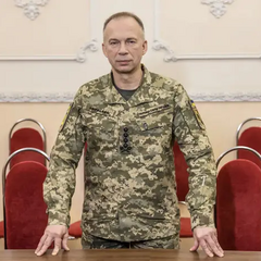 Сирский на фоне украинского флага