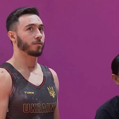 Назар Чепурний на п'єдесталі зі своєю медаллю