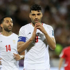 Прапор Ірану та футбольний м'яч