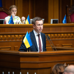Уряд фінансує армію, економія
