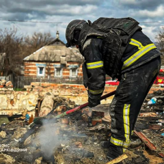 Пошкоджені будинки та пожежі від ракетного удару