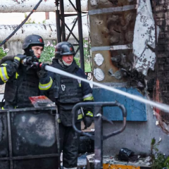 Дрон атакует харьковских спасателей во время пожара