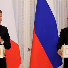 Макрон и Путин разговаривают за столом