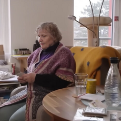 Пенсионер с документами и бумагами