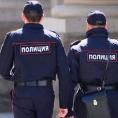 Полицейский обратил внимание на мужчину, ешьго без маски