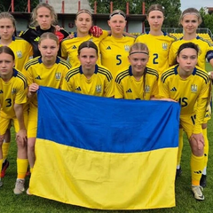 Дівчата збірна України святкують перемогу у серії пенальті