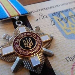 Зеленський вручає нагороди героям України