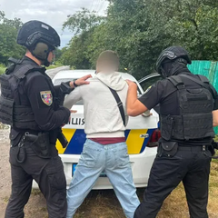 Мужчина стреляет в подростков