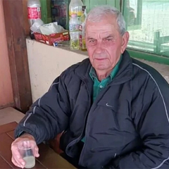 Футболісти стоять у кругу з грудними мовчки