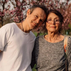 Святослав Вакарчук з мамою на фото