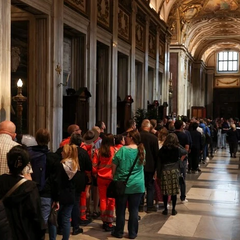 Тысячи людей под воротами гробницы папы Франциска