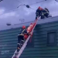 Спасатели спасли подростка на крыше вагона