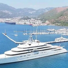 Шикарна яхта Абрамовича в турецькій затоці