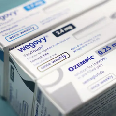 Робітники на заводі зі скороченнями