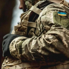 Молодежь разговаривает с военным